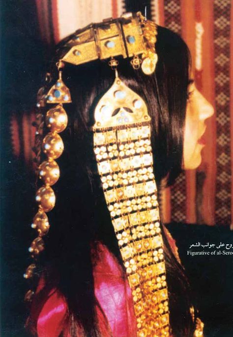 A figurative of gold hair jewelry worn in the Arabian Gulf: al serouh. #traditional #dress Arab Head Jewelry, Arab Jewelry Traditional, Gold Jewelry Aesthetic Arab, Arabian Jewelry Gold, Arabic Head Jewelry, Arabic Jewelry Traditional, Arab Gold Jewelry, Arabian Jewelry, Gold Hair Jewelry