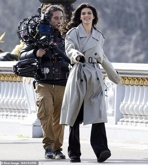 Kendall Jenner cuts a chic figure in a classic trench coat as she films a L'Oréal campaign on the picturesque streets of Paris | Daily Mail Online Kylie Jenner Lashes, Em Rata Style, Kendall Jenner Makeup, Kendall Vertes, Studio Portrait Photography, Kendall Style, Psychology Student, Kylie Jenner Outfits, Kylie Jenner Style