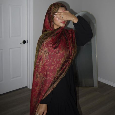 Pashmina season😍 Red Pashmina Hijab, Red Pashmina Outfit, Hijabi Saree Style, Pashmina Suits Design, Pashmina Outfit, Spicy Outfits, Red Hijab, Hijab Brand, Pashmina Hijab