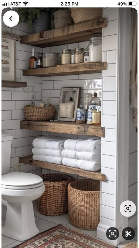 Insert Shower Ideas, Bathrooms Storage Ideas, Cottage Small Bathroom Ideas, Small Bathroom Farmhouse Style, Small Country Bathroom Ideas, Cosy Cottage Bedroom, Earthy Home Interior, Small Farmhouse Ideas, Small Bathroom Farmhouse