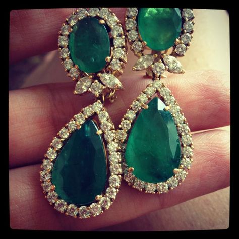 Diamond Earrings Indian, Emerald Diamond Earrings, Necklace Outfit, Modern Gold Jewelry, Earrings Indian, Diamond Jewelry Designs, Jewelry Accessories Ideas, Jewelry Design Earrings, Gold Earrings Designs