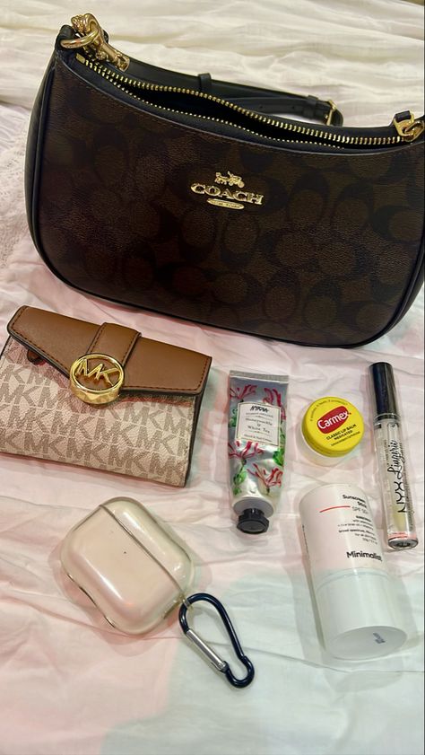 Coach Teri Shoulder Bag, Material Gworl, Inside My Bag, Vinnie Hacker, Bag Obsession, What In My Bag, Bag Essentials, Essential Bag, Coach Bag