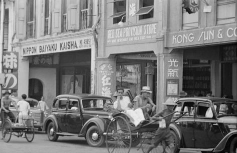 Vintage Photos Show Life in Colonial Singapore Vintage Singapore, Old Singapore, Shop Houses, Fullerton Hotel, History Of Singapore, Singapore River, Air Raid Shelter, China Street, Singapore Photos