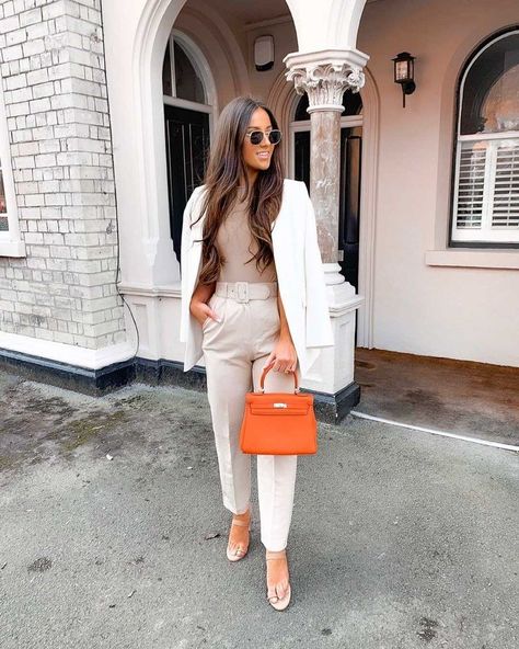 Orange Bags Outfits, Orange Bag Outfit Summer, Outfit With Orange Bag, Orange Handbag Outfit, Orange Bag Outfit, Outfits With Orange, White Blazer Outfits, Working Girl Style, Orange Purse