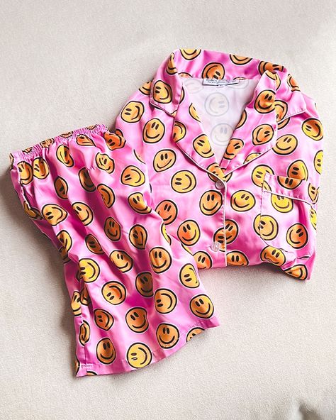 Slip into our Pink Smiley Pajamas and let the feelings of happiness take over! 😃 💓 These PJs are sure to fill your nights with good vibes, making falling asleep a delight ☁️ now available in size 3XL! 💤 link in bio to shop! Wedding Pajamas, Pattern Pajamas, Bride Birthday, Pink Smiley, Girl Pajamas, Pyjama Satin, Wedding Socks, Bridal Party Robes, Wedding Robe