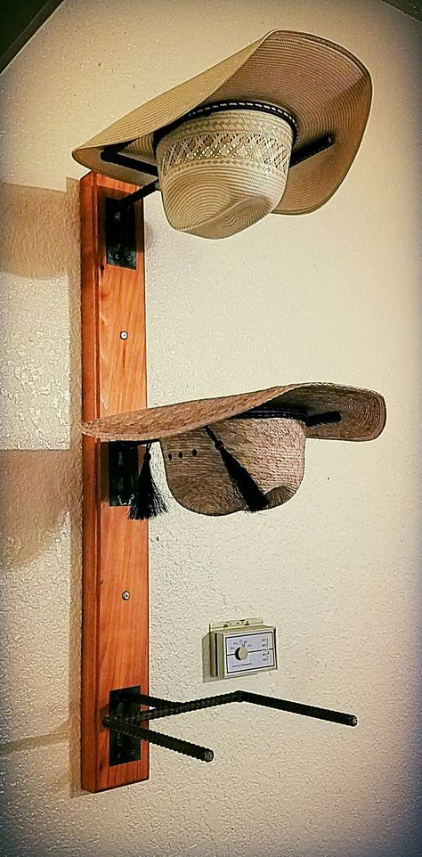 Rebar Cowboy Hat Rack Horse Shoe Hat Rack, Metal Hat Rack, Cowboy Hat Storage Ideas, Diy Cowboy Hat Rack, Metal Decor Ideas, Rebar Ideas, Cedar Art, Rebar Projects, Horseshoe Welding