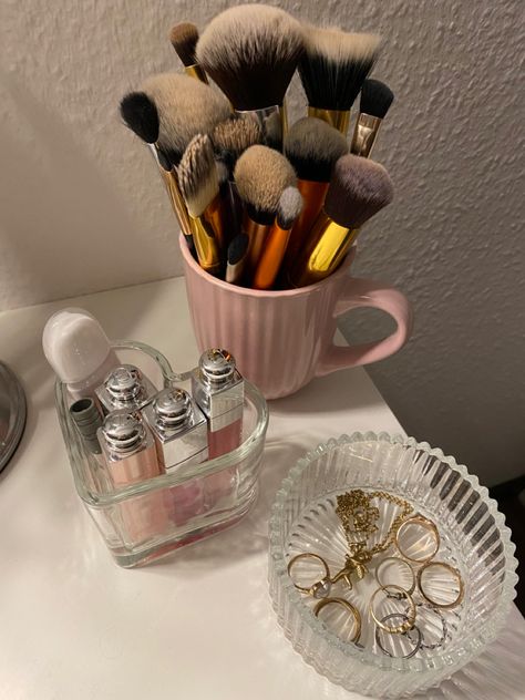 Aesthetic Dressing Table Decor, Vanity Ideas Organization, Makeup Table Organization, Makeup Table Aesthetic, Pink Pilates Aesthetic, Dressing Table Inspiration, Aesthetic Dressing Table, Dressing Table Aesthetic, Make Up Pink