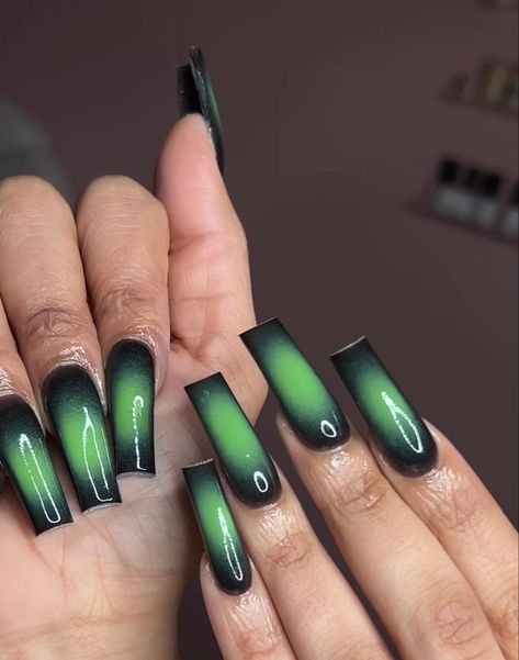 Aura Set Nails, Green Aura Nails Acrylic, Green Air Brush Nails, Green Aura Nails Short, Spooky Aura Nails, Light Green And Black Nails, Black And Green Acrylics, Black And Green Aura Nails, Dark Green Aura Nails