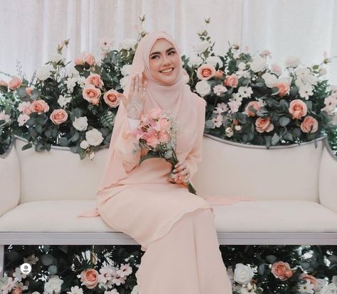 Dahlia Rizal, Pelamin Tunang, Pelamin Cantik, Malaysian Wedding, Malay Wedding Dress, Muslim Wedding Photos, Nikah Outfit, Muslim Wedding Photography, Wedding Stage Backdrop