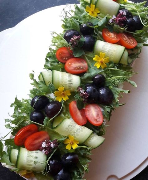 Salad Presentation, Healthy Party Food, Bloxburg Kitchen, Decorações Com Comidas, Amazing Food Decoration, Party Food Buffet, Charcuterie Recipes, Food Carving, Makanan Diet