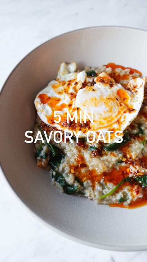 Kylie, MS, RD, LDN | Dietitian sur Instagram : Savory hot oats (especially these oats that have 21g of protein) >>> Sweet cold oats (follow @nutritionbykylie for more easy recipes!) To… Congee Recipe Vegetarian, Healthy Oats Breakfast, Savory Oats, Hot Oats, Cold Oats, Oats Recipes Breakfast, Savory Oatmeal, Chicken Bone Broth, 1 Year Ago