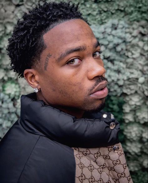 Roddy Ricch Hairstyle, Roddy Ricch, Black Hair Cuts, Rapper Style, Couples Hugging, Swag Cartoon, Cute Couples Hugging, American Rappers, Cute Wallpaper For Phone