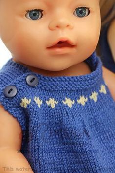 Adorable tenue d'été à tricoter pour poupée Gilet Baby, Baby Born Kleidung, Knitting Summer, Baby Born Clothes, Doll Knitting, Baby Boy Knitting, Boys Knits, Baby Doll Clothes, Baby Born