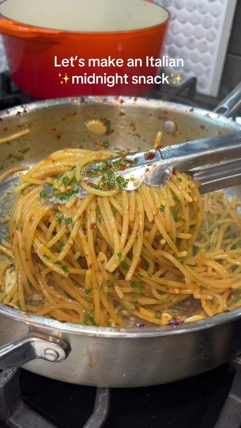 35K views · 688 reactions | No better late night 'snack' than aglio e olio 🍝 (heresyourbite/IG) | GrowingUpItalian | Mama Cass · Make Your Own Kind Of Music Late Night Food Ideas Easy Recipes, Easy Midnight Snacks, Late Night Snack Recipes, Late Night Snacks Easy, Aglio E Olio Recipe, Pasta Aglio E Olio, Late Night Dinner, Late Night Food, Aglio E Olio