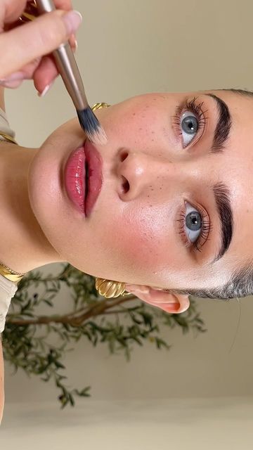 Bitten Lip Look, Bitten Lip Effect, Bitten Lips Makeup, Bitten Lips, Technic Cosmetics, Makeup Aesthetic Ideas, Makeup Content, Nude Lip Makeup, 20 Makeup