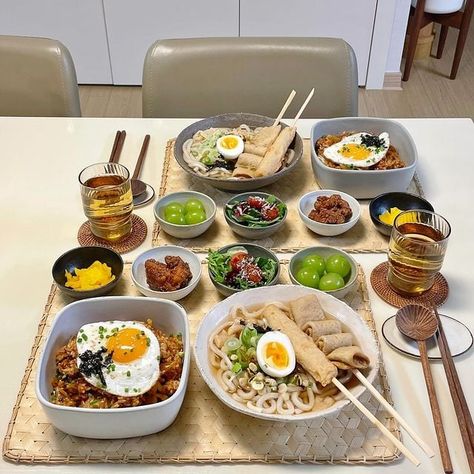 Korean Dinner Table, Aesthetic Dinner Table, Dinner Table Aesthetic, Dinner Table Food, Korean Dinner, Yummy Asian Food, Best Korean Food, Table Aesthetic, Aesthetic Dinner