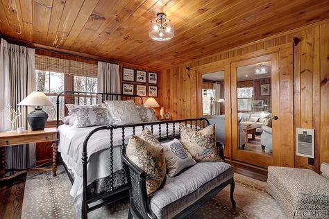 Knotty Pine Bedroom, Mountain Home Bedroom, Pine Living Room, Living Room Furniture Uk, Pine Dining Room, Cabin Homes Interior, Knotty Pine Walls, Pine Bedroom, Log Cabin Interior