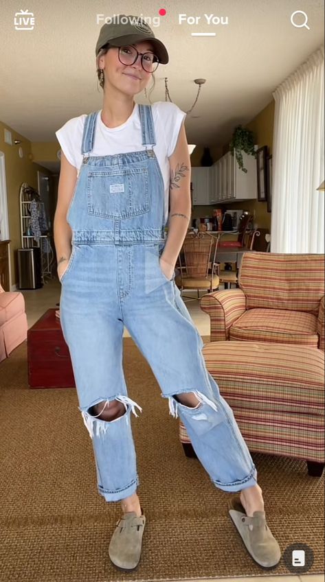 Ripped Overalls Outfit, Jean Overall Outfits Spring, Cute Overalls Aesthetic, Costumes With Overalls Halloween, Fabric Overalls Outfit, Light Wash Overalls Outfit, Levi Overalls Outfit, Women’s Overalls Outfit, Spring Overalls Outfit