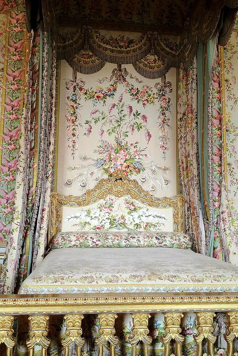 Marie Antoinette's bed, Palace of Versailles by erikau, via Flickr Ornate Bed, Bed Crown, Chateau Versailles, Palace Of Versailles, Chateau France, Canopy Bed, Beautiful Bedrooms, Marie Antoinette, Queen Beds