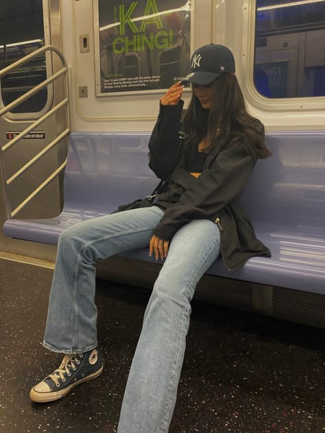 Subway Outfit New York, Nyc Fashion Inspo Outfits, City Girl Aesthetic Outfit Winter, Cool Nyc Outfits, Nyc Core Outfits, New York Girl Aesthetic Outfits, 90s City Fashion, New York Day Aesthetic, City Core Aesthetic Outfits