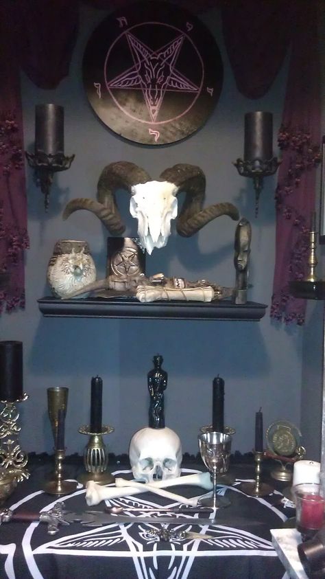 Black Magick, Arte 8 Bits, Goth Home, Goth Home Decor, Goth Decor, Occult Art, Witch Aesthetic, Gothic House, Sacred Space