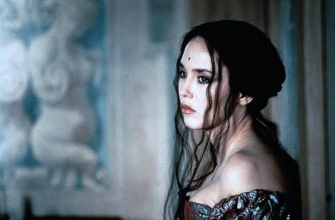 Isabelle Adjani as Oonagh (The Lymond Chronicles). Isabella Adjani, Power Eyes, Queen Margot, Makeup Jewels, Red Goddess, Isabelle Adjani, Image Film, Period Outfit, Costume Drama