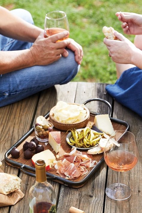 Spanish Picnic, Spanish Foods, Spain Food, Picnic Inspiration, Spain Spanish, Sandwich Ingredients, Charcuterie Platter, Spanish Tapas, Spanish Cuisine