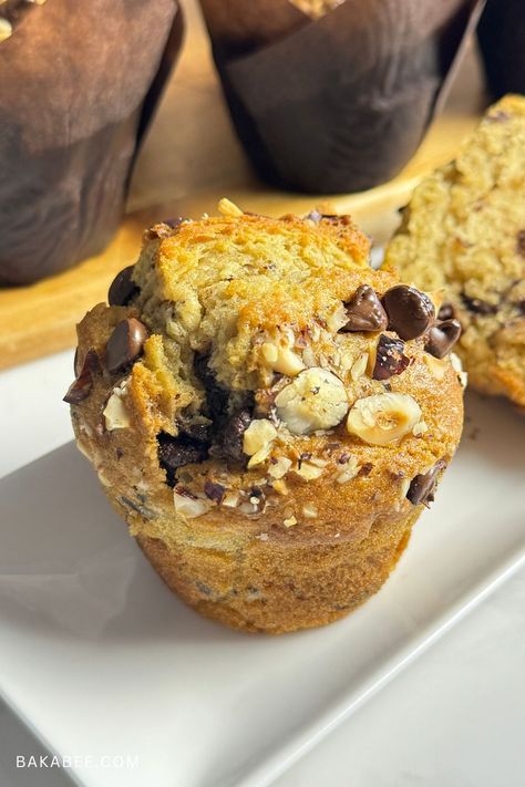 Want to bake perfectly domed muffins at home? Check out these 4 simple tips to get that bakery-style rise every time! From filling muffin liners generously to using high heat at the start, these techniques will give you tall, fluffy muffins every time. Follow this easy guide and elevate your muffin game. | #BakeryStyleMuffins #BakingTips #MuffinRecipe #BakingHacks Box Muffin Mix Hacks, Muffins Recipes Easy, Fluffy Muffins, Savory Baking, Bakery Style Muffins, Easy Brunch Recipes, Healthy Muffin Recipes, Filled Muffins, Muffin Liners