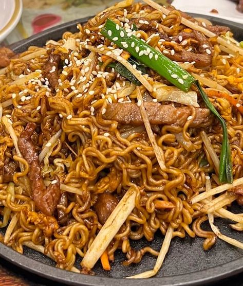 Asian Pan Fried Noodles, Fried Noodles Recipe, Pan Fried Noodles, Chinese Cooking Recipes, Fried Noodles, Marinated Beef, Hong Kong Style, Beef And Noodles, Chinese Cooking