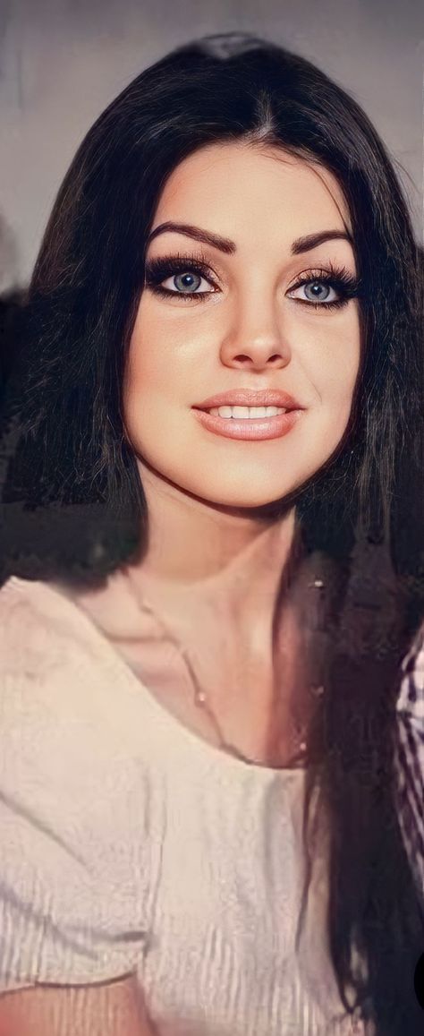 Priscilla Presley Straight Hair, Priscilla Presley 70s Makeup, Priscilla Presley Makeup Style, Precillia Presley Make Up, Percilla Presley Aesthetic, Presilla Presley Makeup, Priscilla Presley Makeup Eye 60s, Pricillia Presley, Pricilla Presley Makeup