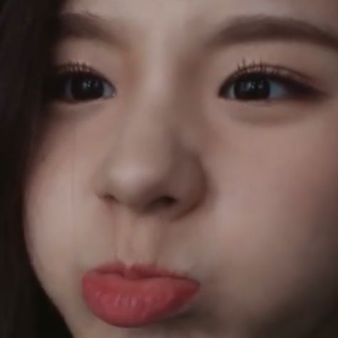 Pouty Face, Dark Mother, Kpop Soloist, Close Up Faces, Gif Wallpaper, Heejin Loona, Loona Icons, Jeon Heejin