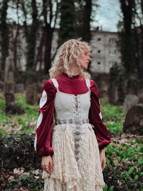 Ran Faire Outfits, Wizard Aesthetic Outfit, Casual Royalcore Outfits, Fantasycore Fashion, Shakespeare Outfits, Medieval Fair Outfit, Larp Wizard, Medieval Aesthetic Outfit, Wizard Aesthetic Fashion