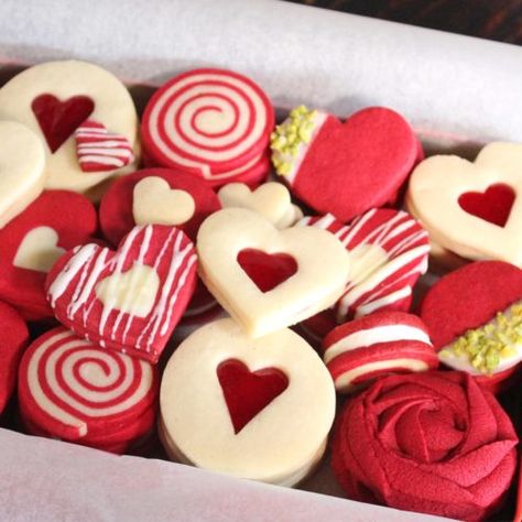 RED VELVET COOKIE BOX | How Tasty Valentine’s Day Cookie Box Ideas, Valentine Cookie Box Ideas, How To Pack Cookies, Valentines Day Cookie Boxes, Valentines Day Cookies Recipes, Red Sugar Cookies, Mother Day Cookies, Filled Cookies Recipes, Valentine’s Day Cookies