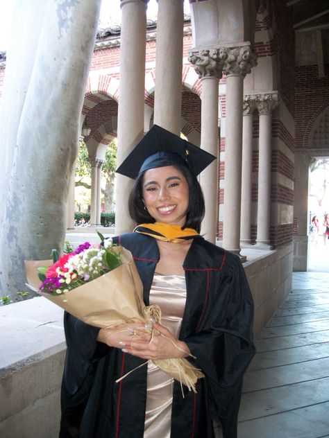 Graduated from USC this year. :) College Graduation Pose Ideas, Elegant Graduation Pictures, Whimsical Graduation Pictures, Usc Graduation Pictures, Uw Graduation, Uni Graduation, Usc Graduation, Masters Graduation Pictures, Doctorate Graduation