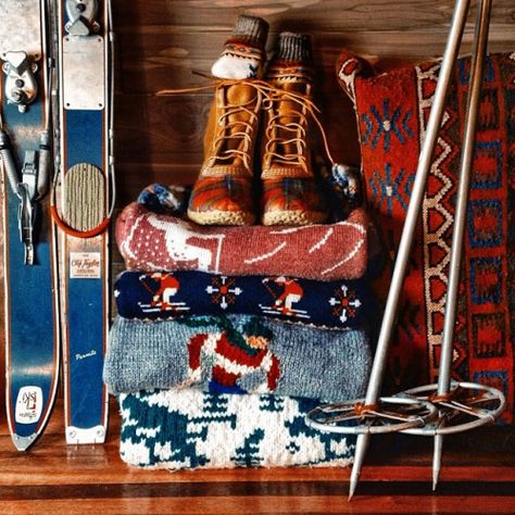 Photo Ski Lodge Aesthetic, Photo Ski, Vintage Ski Lodge, Azimuth Circle, Lodge Aesthetic, Ski Lodge Decor, Ski Aesthetic, Apres Ski Party, Christmas Lodge