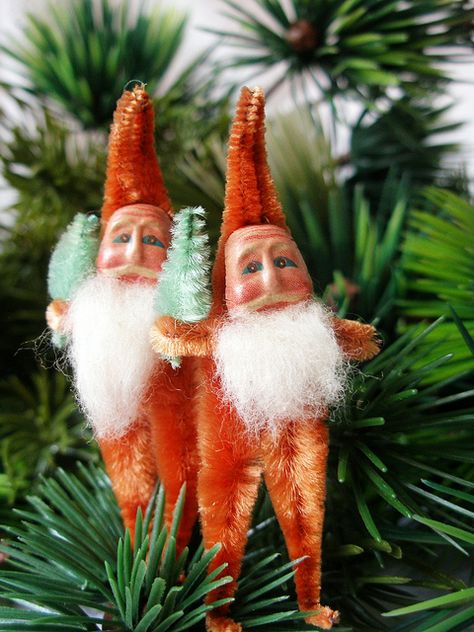 Vintage Chenille Santas by texassurlymonkey,  pipe cleaner Chenille Ornaments, Chenille Crafts, Antique Ornaments, Kitschy Christmas, Vintage Chenille, Ornaments Vintage, Christmas Collectibles, Chenille Stems, Old Christmas