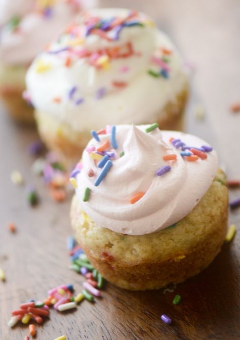 Jump to Recipe·Print Recipe Skinny Funfetti Cupcakes are made with a can of diet soda and box of cake mix. No one will even know these are diet cupcakes if you bring them to a party!  In honor of losing 4 pounds on my first week of Weight Watchers, I made Skinny Funfetti Cupcakes. A […] Ww Cupcakes, Diet Cupcakes, Weight Watchers Cupcakes, Funfetti Cupcake Recipe, Ww Sweets, Recipe Diaries, Weight Watcher Desserts, Funfetti Cupcakes, Hungry Girl Recipes