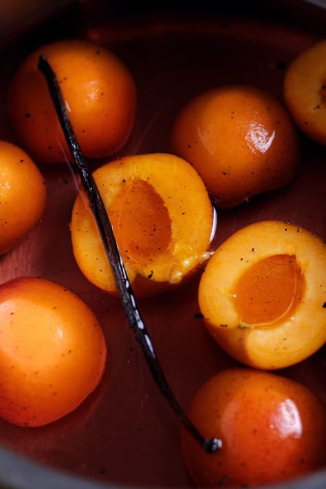 How To Make Rosé Vanilla Poached Apricots — Days of Jay Poached Fruit, Apricot Dessert, Vanilla Shortbread, Aphrodisiac Foods, Apricot Recipes, Culinary Skills, Wine And Dine, Fruit Desserts, Pavlova