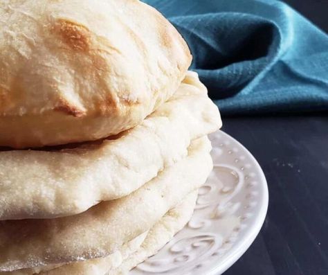 Pillowy sourdough pita bread pockets to fill with whatever delicious fillings you desire! Sourdough Discard Pita Bread, Discard Pita Bread, Sourdough Pita Bread, Sourdough Pita, Bread Pockets, Using Sourdough Discard, Sourdough Discard Recipes, Sourdough Muffins, Sourdough Pizza Crust