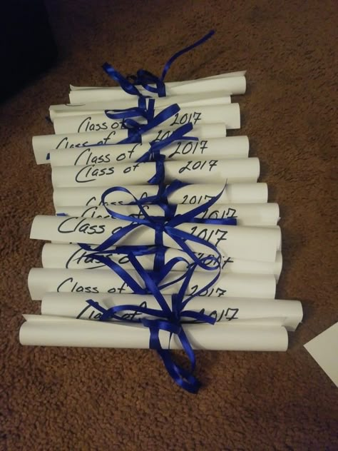 Graduation Party Favors. Roll Mentos or Rolos in white cardstock then tie with ribbon. Graduation Favors Ideas, Souvenirs For Graduation, Grad Party Favors Ideas, Graduation Suviners, Graduation Souvenirs Ideas, Graduation Giveaways Party Favors, Graduation Souvenirs, Graduation Basket, Graduation Tags