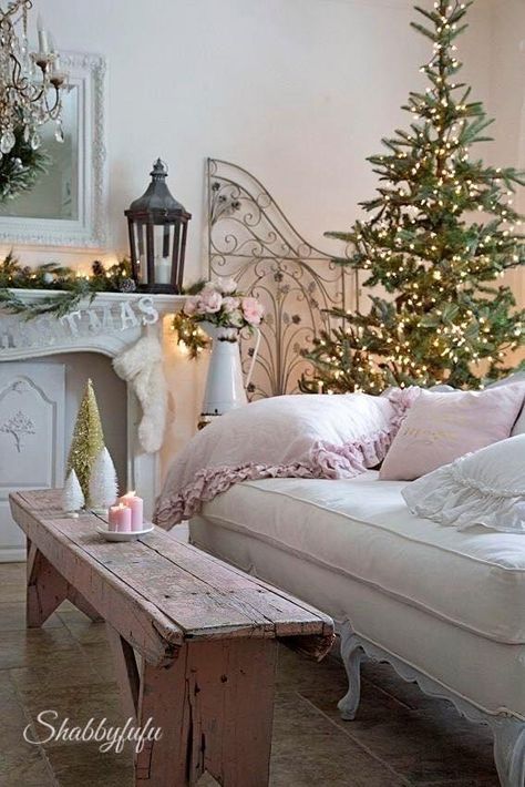 Shabby Art Boutique, Evergreen Christmas, Vibeke Design, Cottage Shabby Chic, Shabby Christmas, Art Boutique, Romantic Christmas, Winter Mood, Rustic Bench