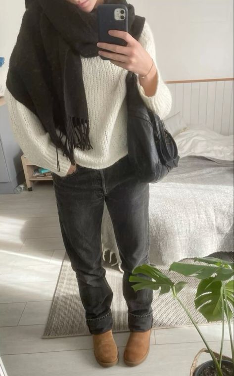 Stockholm Style Converse, Stockholm Spring Outfit, Outfit Jeans Noir, Winter Outfits Stockholm Style, Ootd Jean Noir, Pantalon Noir Outfit, Ugg Noir Outfit, Stockholm Fall Outfit, Stockholm Outfit Ideas