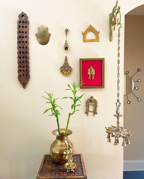 Prabhavali Decor, Prabhavali Design, Indian Home Decor Ideas, Hall Ways Ideas, Antique Homes, Indian Wall Decor, Brass Decoration, Indian Room, Spiritual Wall Decor