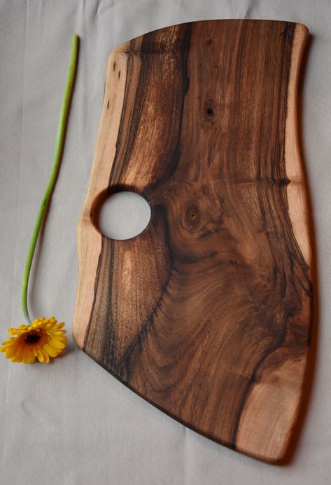 Walnut Serving Board, Kitchen Crafts Diy, Wooden Bread Board, Diy Wooden Crate, Diy Kitchen Projects, Walnut Board, Wood Chopping Board, Kitchen Board, Scrap Wood Projects