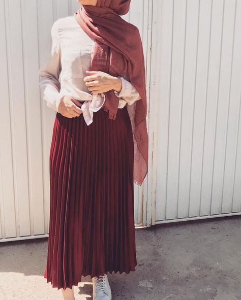 lifestyle_azz Maroon Skirt Outfit, Hijabi Casual Outfits, Cute Hijabi Outfits, Plisket Skirt, Maroon Skirt, Hijab Dress Party, Street Hijab Fashion, Modern Hijab Fashion, Hijab Trends