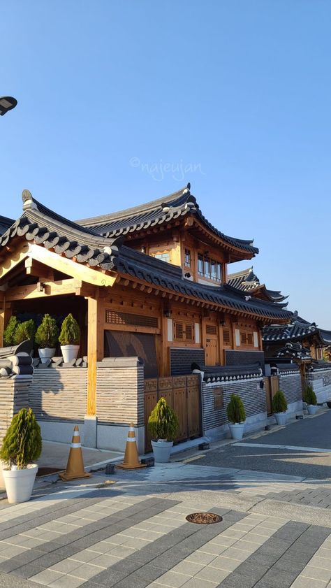 South Korea House, Traditional Korean House, Seoul Korea Travel, Korea Trip, Korea Wallpaper, Japanese Style House, South Korea Seoul, House Arch Design, Japan Culture