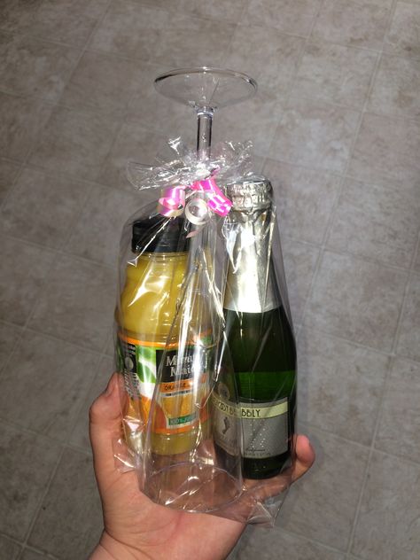 Mini Mimosa Kit I made as a graduation gift for my dental hygiene students. So fun and easy! 1 mini Barefoot Brut Cruvee Champagne, 1 mini orange juice, 1 plastic champagne glass from the Dollar Tree and a plastic gift bag from the Dollar Tree. Mini Mimosa Kit, Joululahjat Diy, Liquor Gifts, Boyfriend Gift Basket, Plastic Gift Bags, Easy Christmas Gifts, Alcohol Gifts, Christmas Baskets, Cadeau Diy