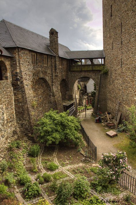 Medieval Courtyard, Medieval Homes, Castle Courtyard, Vila Medieval, Medieval Aesthetic, Chateau Medieval, Medieval Houses, Medieval Life, Wargaming Terrain