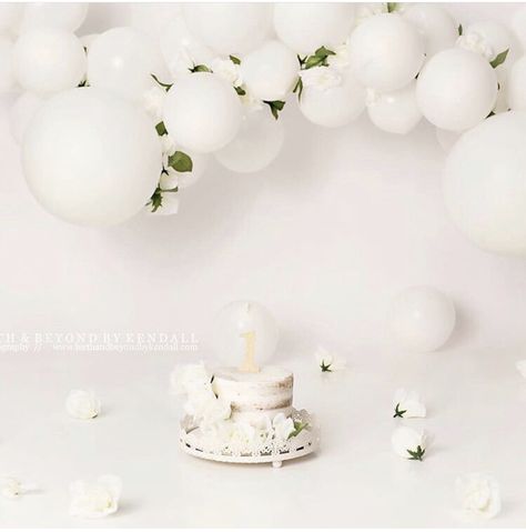 Baby Breath Cake, Strawberry Cake Smash, First Birthday Photo Ideas, Baby Smash Cake, Smash Cake Photos, 1st Birthday Smash Cake, Pink Balloon Garland, Cake Smash Inspiration, Birthday Shoots