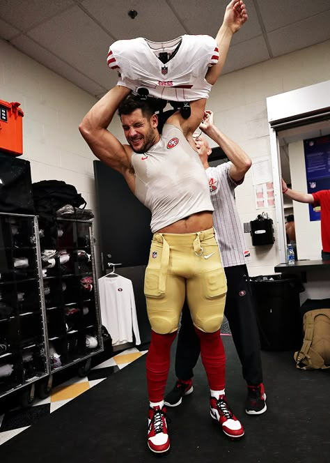 Nick Bosa, 49ers Players, Nfl Football 49ers, Cute Football Players, Gym Photos, 49ers Football, Best Football Team, Muscle Hunks, Joe Burrow